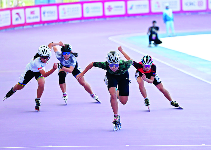 台UPS保, 轮滑场举行